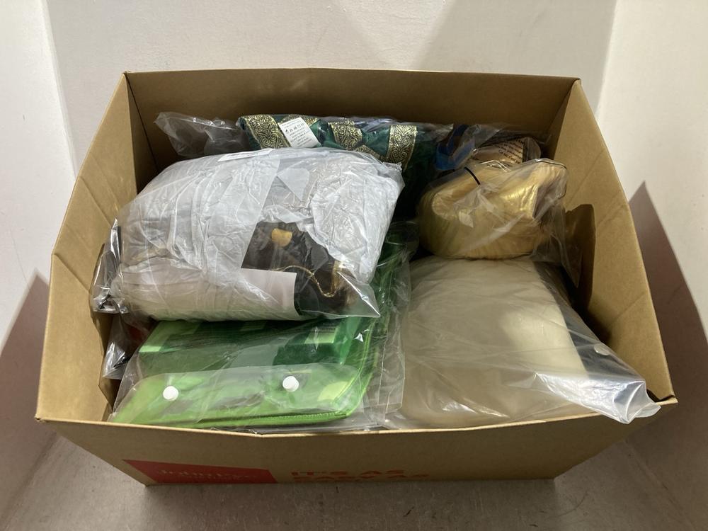 Lot 1864  
            Chesterfield SR45 - Parcel Delivery Only 

                
BOX OF ASSORTED ITEMS TO INCLUDE ORIGINAL BATMAN COSTUME (LOCATION: L2 SR46)