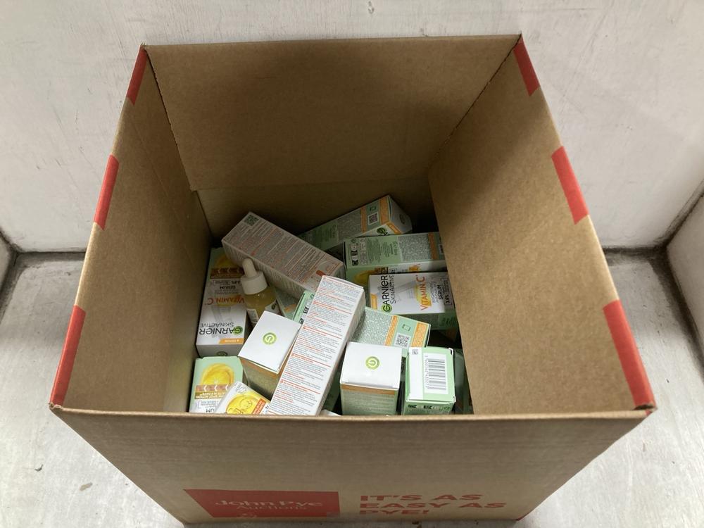 Lot 1642  
            Chesterfield SR47 - Parcel Delivery Only 

                
20 X GARNIER SKIN ACTIVE VITAMIN C BRIGHTENING ANTI DARK SPOT SERUM 30ML TOTAL OR...