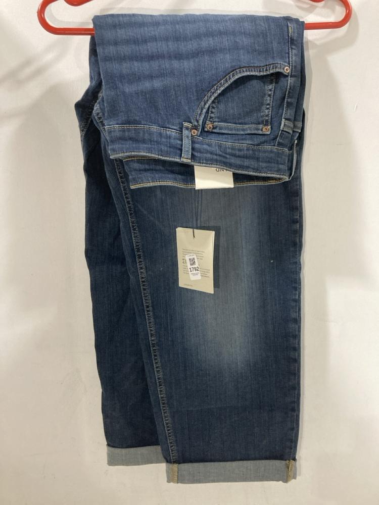 Lot 1792  
            Chesterfield SR47 - Parcel Delivery Only 

                
AND/OR JEANS IN DENIM SIZE 36R (LOCATION: SR46 H2)