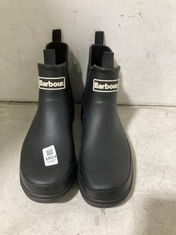 Lot 1814  
            Chesterfield SR47 - Parcel Delivery Only 

                
BARBOUR WATERPROOF BOOTS IN BLACK SIZE UK 9 (LOCATION: SR46 H3)