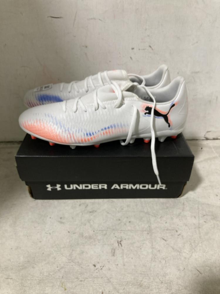 Lot 1815  
            Chesterfield SR47 - Parcel Delivery Only 

                
PUMA FOOTBALL BOOTS IN WHITE SIZE UK 11.5 TO INCLUDE UNDER ARMOUR TRAINERS IN GRE...