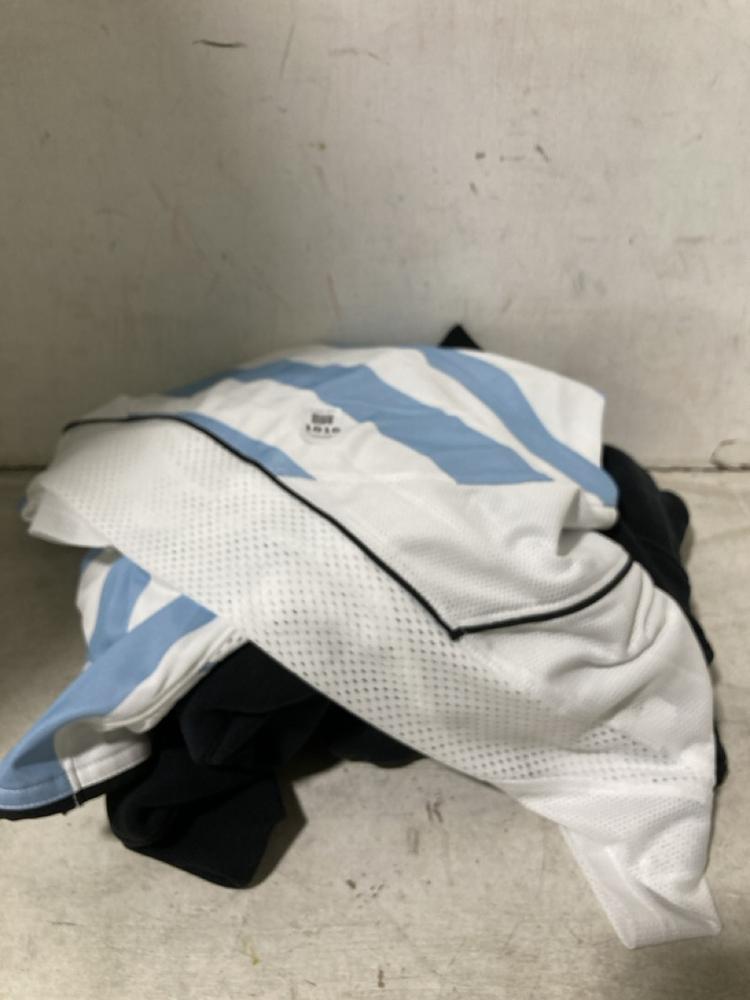 Lot 1816  
            Chesterfield SR47 - Parcel Delivery Only 

                
NIKE FOOTBALL TOP IN WHITE/BLUE SIZE L TO INCLUDE AIR JORDAN HOODIE IN BLACK SIZE...