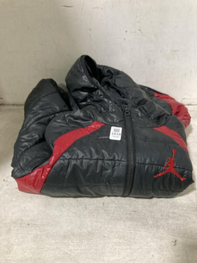 Lot 1818  
            Chesterfield SR47 - Parcel Delivery Only 

                
AOR JORDAN PADDED JACKET IN BLACK/RED SIZE L (LOCATION: SR46 H3)