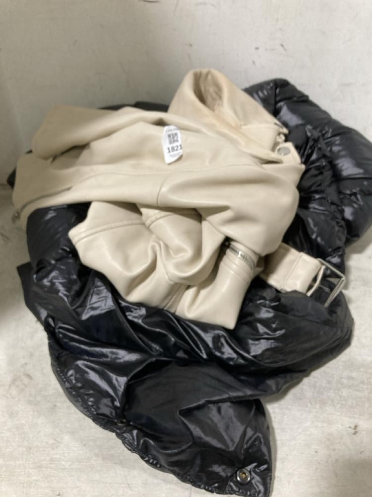 Lot 1821  
            Chesterfield SR47 - Parcel Delivery Only 

                
WOMENS COAT IN CREAM SIZE M TO INCLUDE WOMENS PADDED JACKET IN BLACK SIZE M (LOCA...