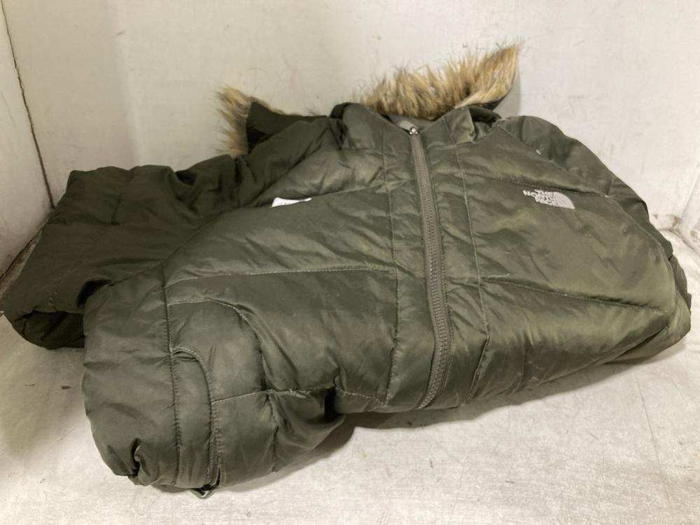 Lot 1822  
            Chesterfield SR47 - Parcel Delivery Only 

                
THE NORTH FACE PADDED COAT IN GREEN SIZE L (LOCATION: SR46 H3)