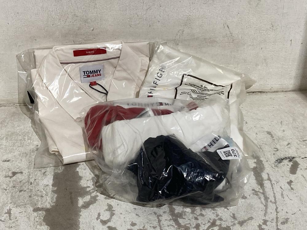 Lot 370  
            Chesterfield SR46 - Parcel Delivery Only 

                
3 X ASSORTED ADULTS TOMMY HILFIGER CLOTHING TO INCLUDE TOMMY HILFIGER 3-PACK MENS...