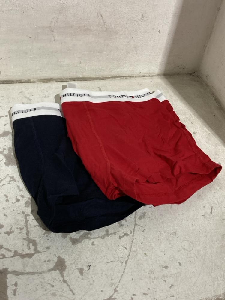 Lot 370  
            Chesterfield SR46 - Parcel Delivery Only 

                
3 X ASSORTED ADULTS TOMMY HILFIGER CLOTHING TO INCLUDE TOMMY HILFIGER 3-PACK MENS...