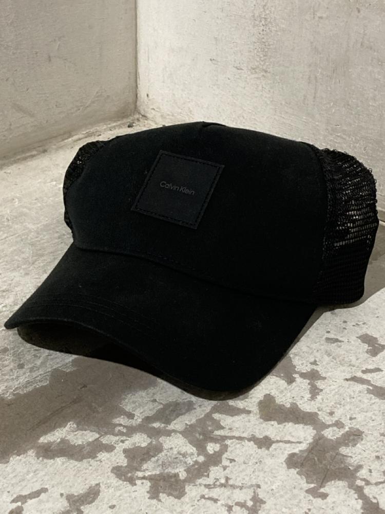 Lot 372  
            Chesterfield SR46 - Parcel Delivery Only 

                
5 X ASSORTED ADULTS BRANDED CLOTHING TO INCLUDE HUGO BOSS LEATHER BELT IN BROWN L...