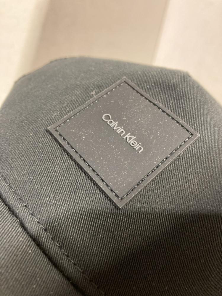 Lot 372  
            Chesterfield SR46 - Parcel Delivery Only 

                
5 X ASSORTED ADULTS BRANDED CLOTHING TO INCLUDE HUGO BOSS LEATHER BELT IN BROWN L...