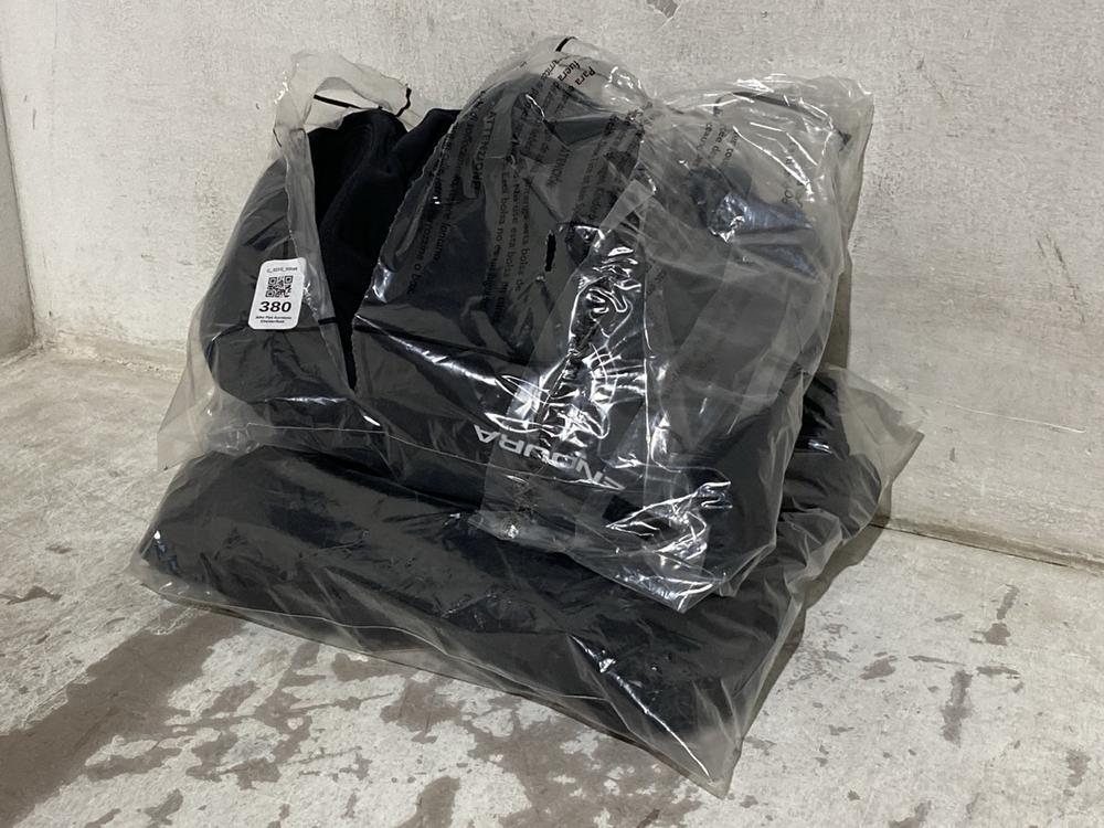 Lot 380  
            Chesterfield SR46 - Parcel Delivery Only 

                
ENDURA XTRACT WAIST TIGHT IN BLACK - UK SIZE L TO INCLUDE ENDURA XTRACT BIBLONG I...