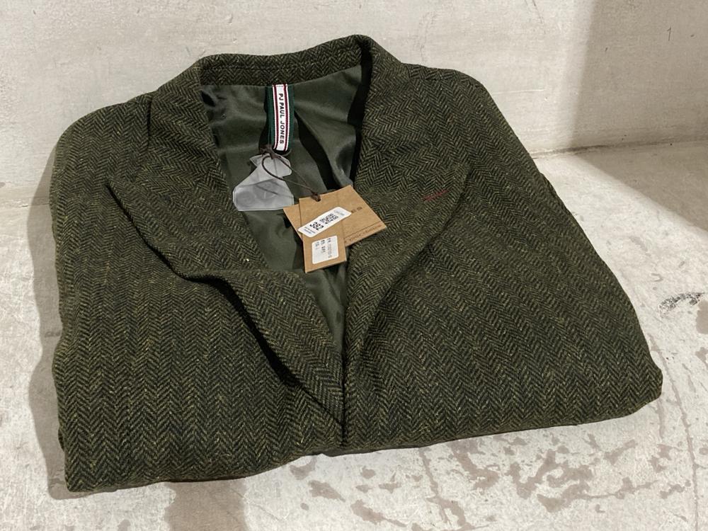 Lot 382  
            Chesterfield SR46 - Parcel Delivery Only 

                
PAUL JONES WOOL HERRINGBONE JACKET IN GREEN - UK SIZE L (LOCATION: J5)