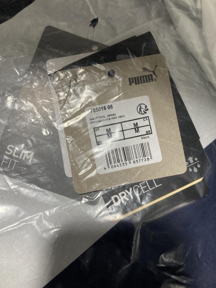 Lot 402  
            Chesterfield SR46 - Parcel Delivery Only 

                
6 X ASSORTED CLOTHING ITEMS TO INCLUDE PUMA JERSEY IN NAVY SIZE M (LOCATION: I2)