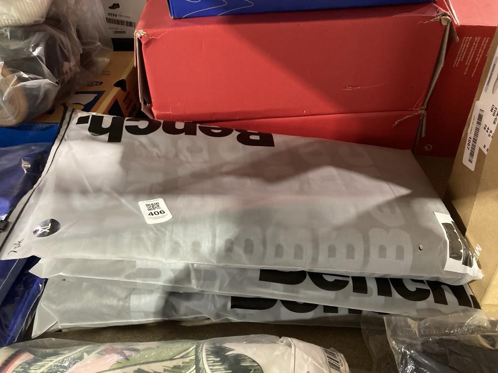 Lot 406  
            Chesterfield SR46 - Parcel Delivery Only 

                
3 X ASSORTED CLOTHING ITEMS TO INCLUDE BENCH 7 PACK BOXER SHORTS IN BLACK SIZE XL...