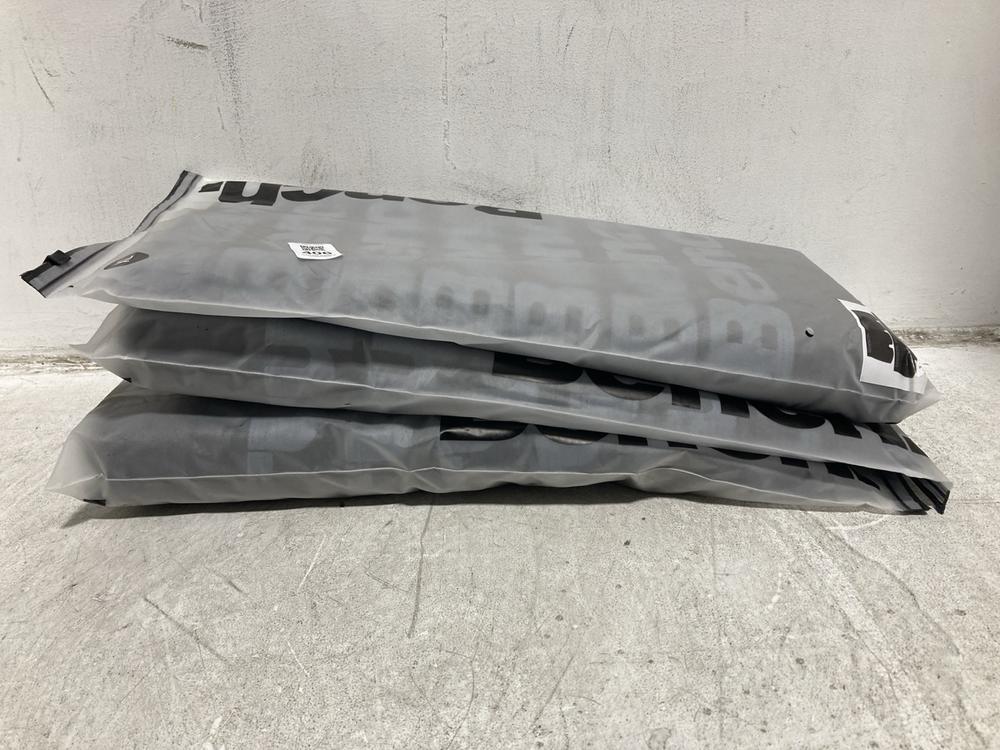 Lot 406  
            Chesterfield SR46 - Parcel Delivery Only 

                
3 X ASSORTED CLOTHING ITEMS TO INCLUDE BENCH 7 PACK BOXER SHORTS IN BLACK SIZE XL...