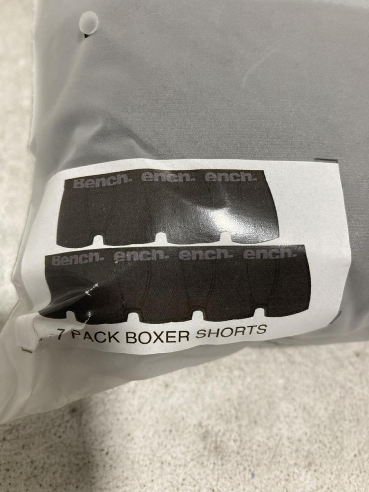 Lot 406  
            Chesterfield SR46 - Parcel Delivery Only 

                
3 X ASSORTED CLOTHING ITEMS TO INCLUDE BENCH 7 PACK BOXER SHORTS IN BLACK SIZE XL...