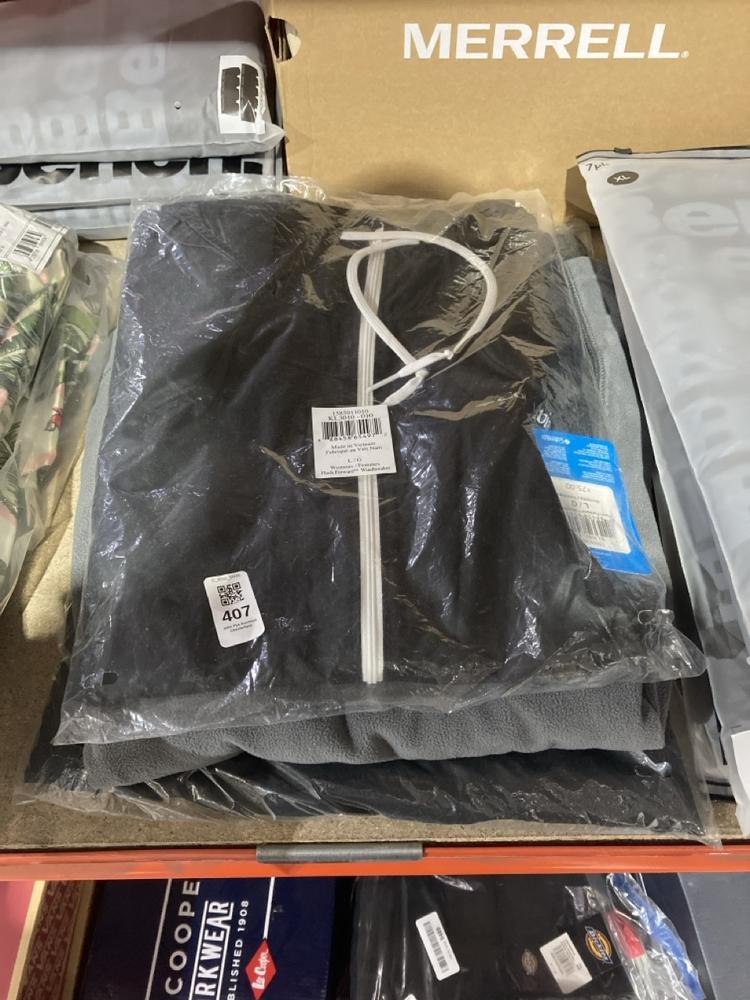 Lot 407  
            Chesterfield SR46 - Parcel Delivery Only 

                
3 X ASSORTED COLUMBIA CLOTHING ITEMS TO INCLUDE COLUMBIA JACKET IN BLACK SIZE L (...