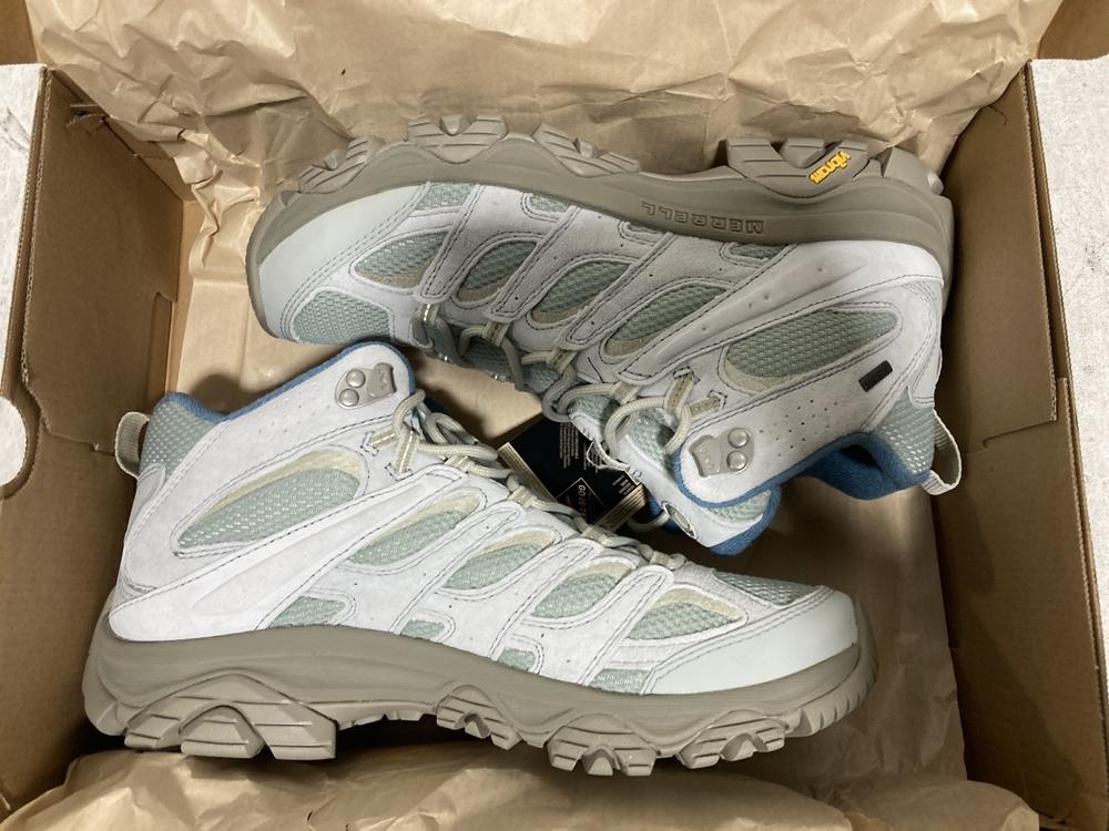 Lot 408  
            Chesterfield SR46 - Parcel Delivery Only 

                
MERRELL MEN'S MOAB 3 MID GTX SHOES IN WHITE SIZE 9.5 (LOCATION: I2)