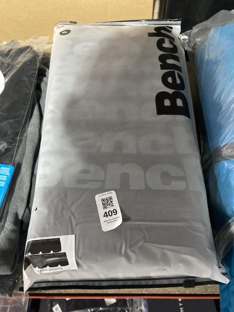Lot 409  
            Chesterfield SR46 - Parcel Delivery Only 

                
3 X ASSORTED CLOTHING ITEMS TO INCLUDE BENCH 7 PACK BOXER SHORTS IN BLACK SIZE XL...