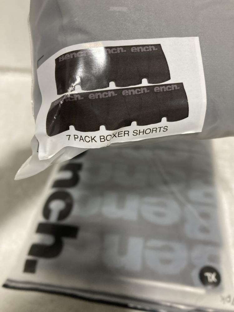 Lot 409  
            Chesterfield SR46 - Parcel Delivery Only 

                
3 X ASSORTED CLOTHING ITEMS TO INCLUDE BENCH 7 PACK BOXER SHORTS IN BLACK SIZE XL...