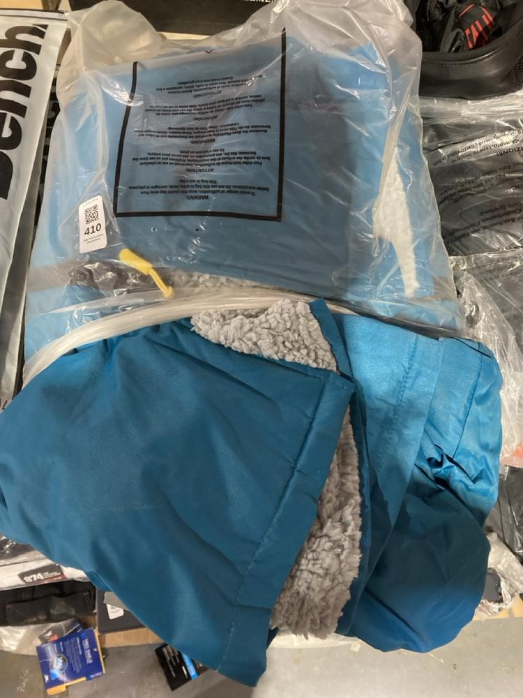 Lot 410  
            Chesterfield SR46 - Parcel Delivery Only 

                
OSPREY CHANGING ROBE IN TEAL SIZE L (LOCATION: I2)