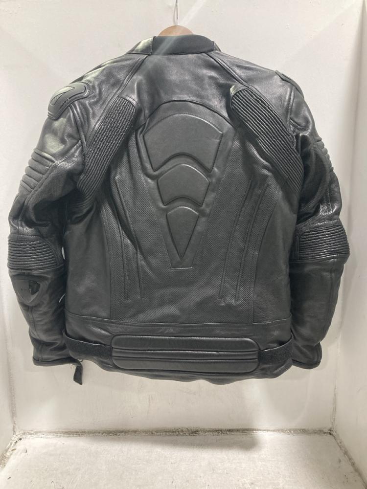 Lot 412  
            Chesterfield SR46 - Parcel Delivery Only 

                
MOTORBIKE PROTECTIVE JACKET IN BLACK SIZE XL (LOCATION: I2)