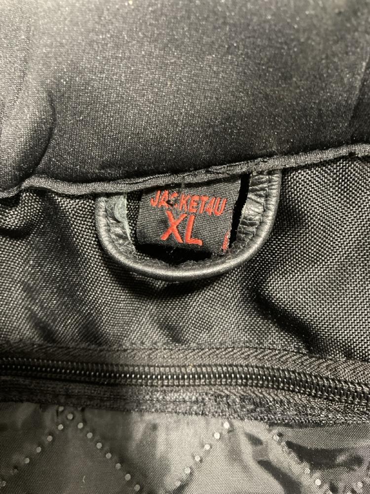 Lot 412  
            Chesterfield SR46 - Parcel Delivery Only 

                
MOTORBIKE PROTECTIVE JACKET IN BLACK SIZE XL (LOCATION: I2)