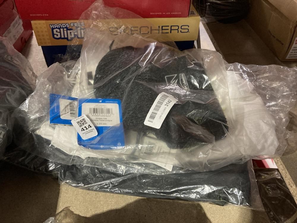 Lot 414  
            Chesterfield SR46 - Parcel Delivery Only 

                
3 X ASSORTED CLOTHING ITEMS TO INCLUDE COLUMBIA UNISEX HAT IN BLACK ONE SIZE (LOC...