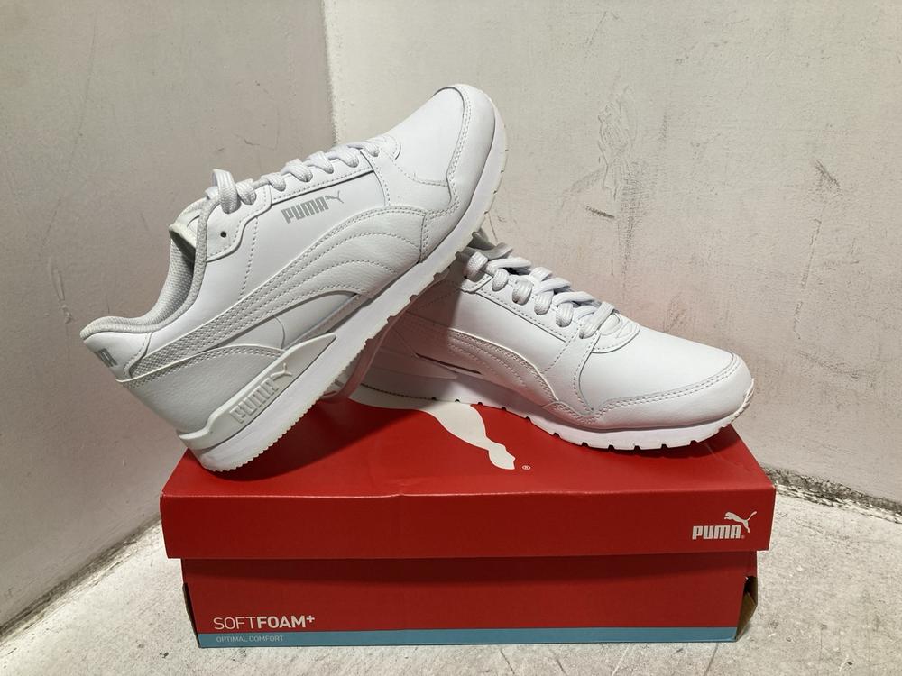 Lot 417  
            Chesterfield SR46 - Parcel Delivery Only 

                
PUMA TRAINERS IN BLACK SIZE 8.5 TO INCLUDE PUMA TRAINERS IN WHITE SIZE 9 (LOCATIO...