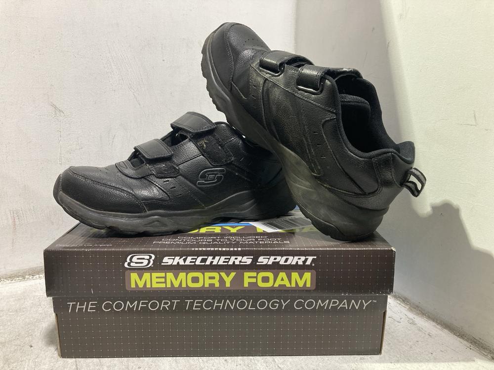 Lot 418  
            Chesterfield SR46 - Parcel Delivery Only 

                
3 X ASSORTED SHOES TO INCLUDE CLARKS LAURYL TASSEL SHOES IN BLACK SIZE 5 (LOCATIO...