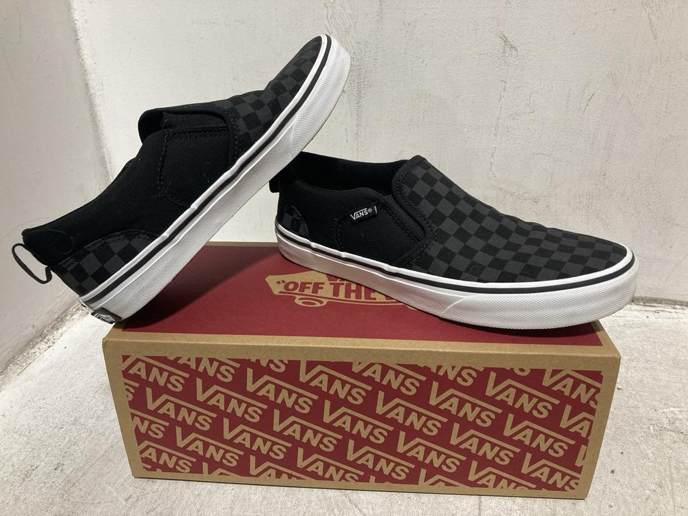 Lot 419  
            Chesterfield SR46 - Parcel Delivery Only 

                
VANS CHECKER SHOES IN BLACK SIZE 5 TO INCLUDE VANS WARD SHOES IN BLACK SIZE 14 (L...