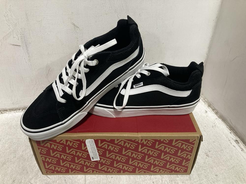 Lot 420  
            Chesterfield SR46 - Parcel Delivery Only 

                
VANS WARD SHOES IN BLACK SIZE 4.5 TO INCLUDE VANS FILLMORE SHOES IN BLACK SIZE 9 ...