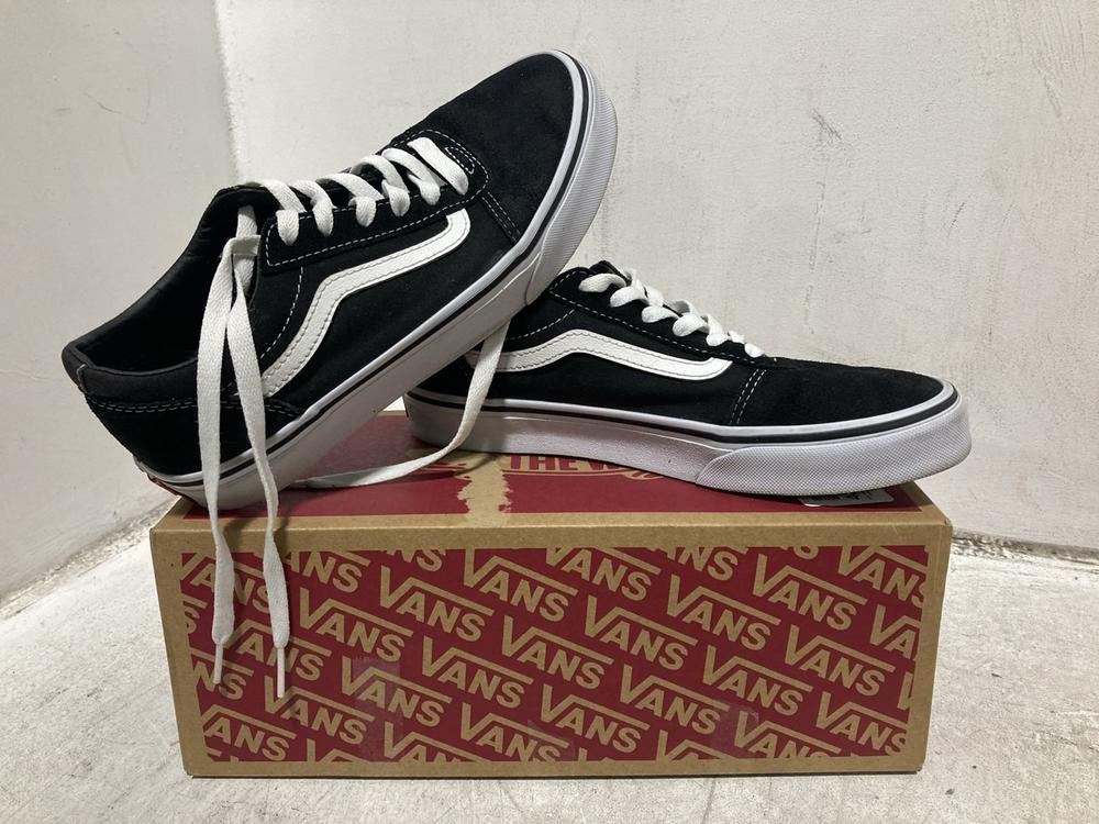Lot 420  
            Chesterfield SR46 - Parcel Delivery Only 

                
VANS WARD SHOES IN BLACK SIZE 4.5 TO INCLUDE VANS FILLMORE SHOES IN BLACK SIZE 9 ...