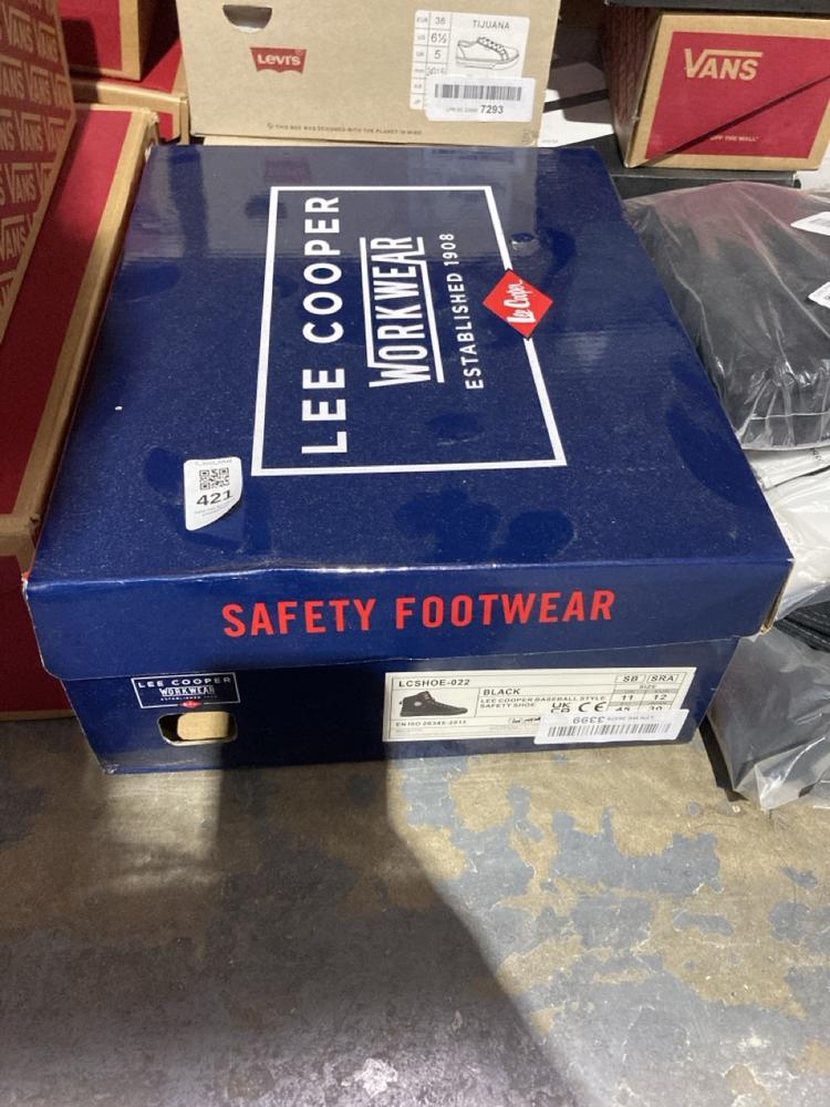 Lot 421  
            Chesterfield SR46 - Parcel Delivery Only 

                
LEE COOPER SAFETY SHOES IN BLACK SIZE 11 (LOCATION: I2)