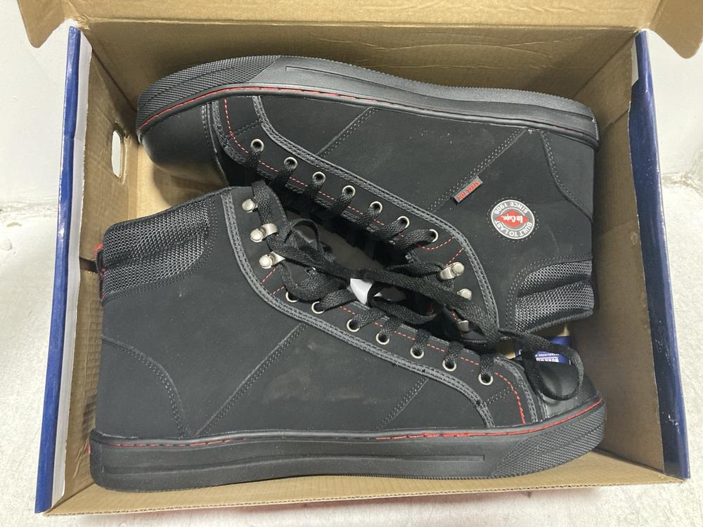 Lot 421  
            Chesterfield SR46 - Parcel Delivery Only 

                
LEE COOPER SAFETY SHOES IN BLACK SIZE 11 (LOCATION: I2)