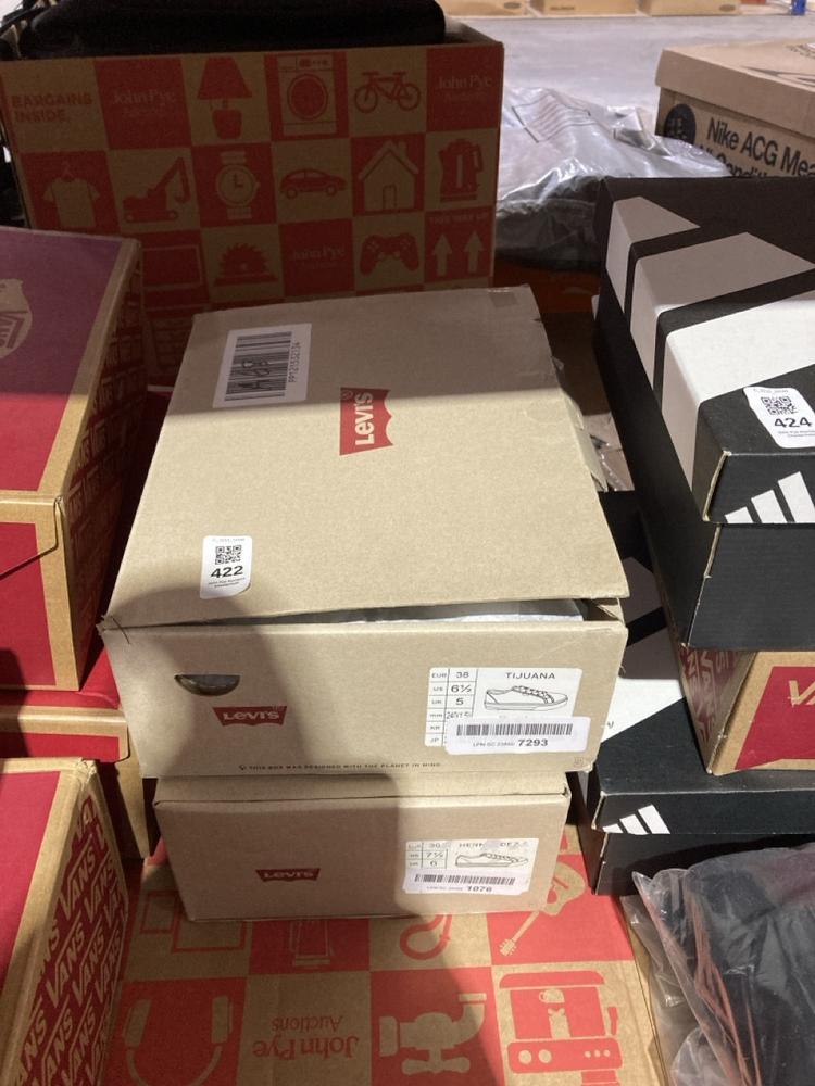 Lot 422  
            Chesterfield SR46 - Parcel Delivery Only 

                
LEVI'S TIJUANA SHOES IN WHITE SIZE 5 TO INCLUDE LEVI'S HERNANDEZ SHOES IN BLACK S...