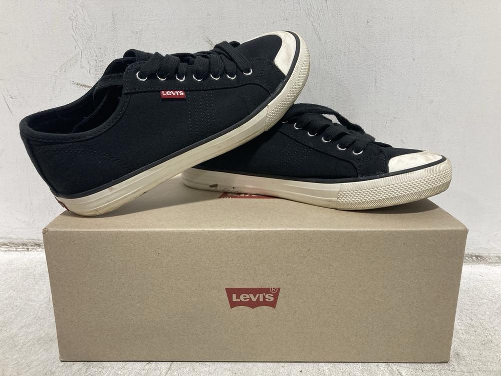 Lot 422  
            Chesterfield SR46 - Parcel Delivery Only 

                
LEVI'S TIJUANA SHOES IN WHITE SIZE 5 TO INCLUDE LEVI'S HERNANDEZ SHOES IN BLACK S...