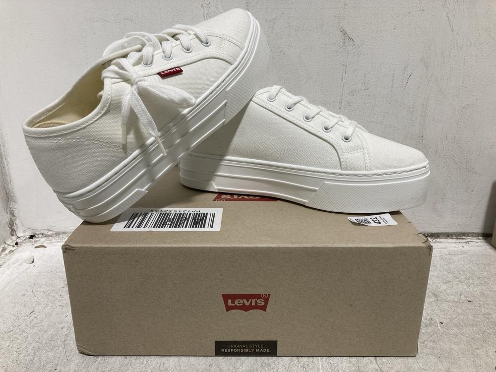 Lot 422  
            Chesterfield SR46 - Parcel Delivery Only 

                
LEVI'S TIJUANA SHOES IN WHITE SIZE 5 TO INCLUDE LEVI'S HERNANDEZ SHOES IN BLACK S...