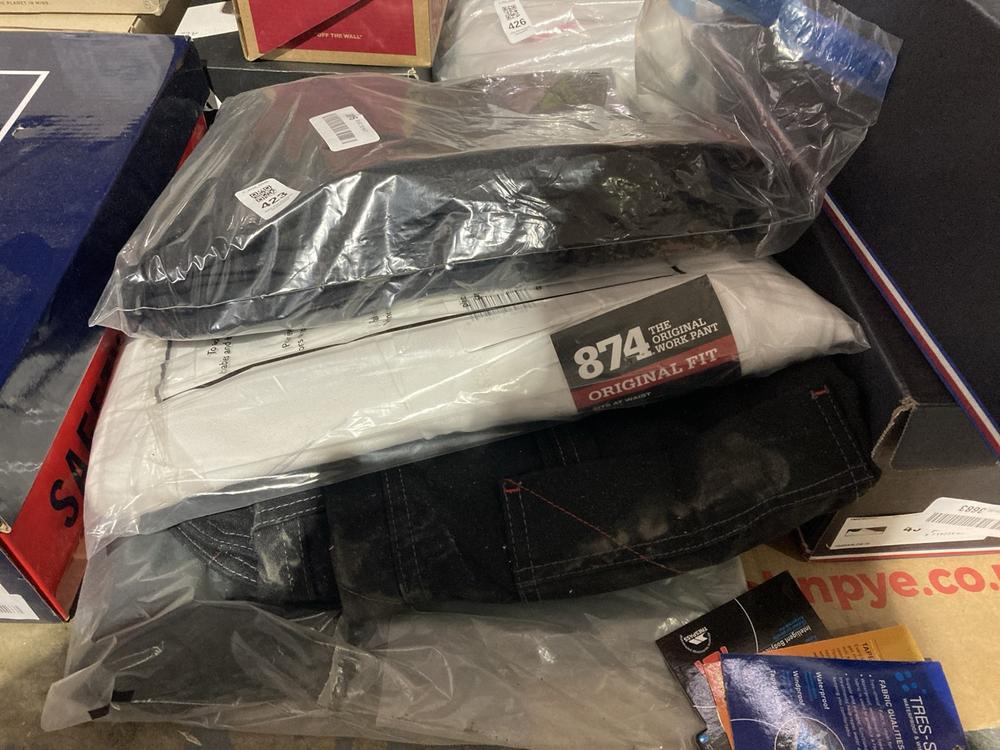 Lot 423  
            Chesterfield SR46 - Parcel Delivery Only 

                
4 X ASSORTED ADULTS WORK WEAR TO INCLUDE DICKIES WORK TROUSERS IN BLACK - UK SIZE...