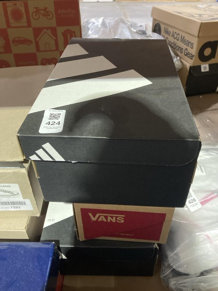 Lot 424  
            Chesterfield SR46 - Parcel Delivery Only 

                
3 X ASSORTED KIDS SHOES TO INCLUDE ADIDAS TENSAUR SPORT 2.0 TRAINERS IN BLACK - U...