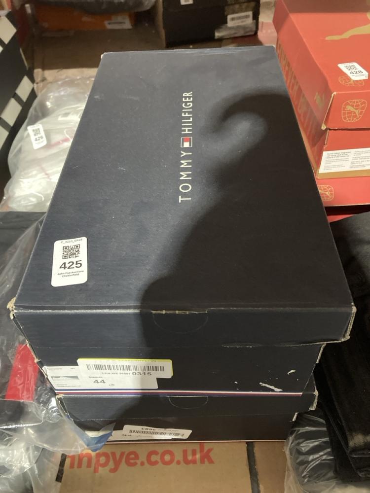 Lot 425  
            Chesterfield SR46 - Parcel Delivery Only 

                
TOMMY HILFIGER LACE-UP SNEAKERS IN NAVY - UK SIZE 10 TO INCLUDE TOMMY HILFIGER LA...