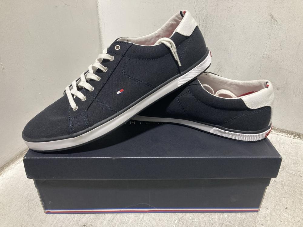 Lot 425  
            Chesterfield SR46 - Parcel Delivery Only 

                
TOMMY HILFIGER LACE-UP SNEAKERS IN NAVY - UK SIZE 10 TO INCLUDE TOMMY HILFIGER LA...