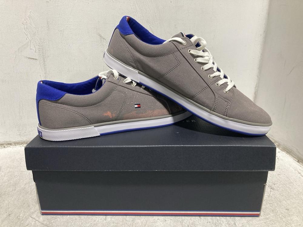 Lot 425  
            Chesterfield SR46 - Parcel Delivery Only 

                
TOMMY HILFIGER LACE-UP SNEAKERS IN NAVY - UK SIZE 10 TO INCLUDE TOMMY HILFIGER LA...