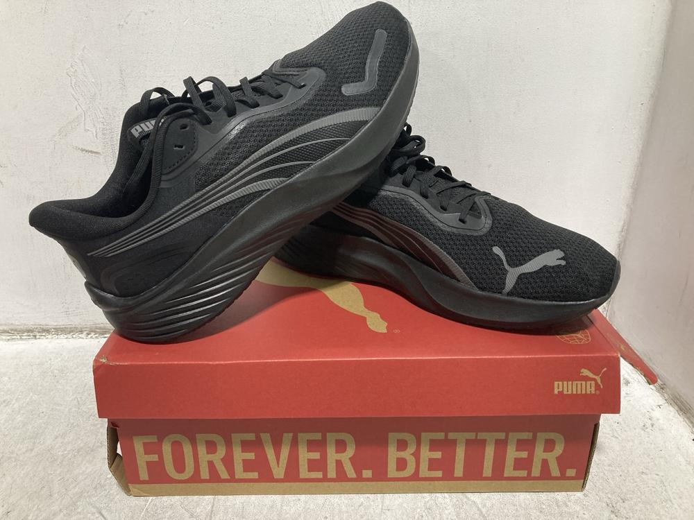 Lot 428  
            Chesterfield SR46 - Parcel Delivery Only 

                
PUMA LEATHER SNEAKERS IN BLACK & WHITE - UK SIZE 8.5 TO INCLUDE PUMA RUNNING TRAI...