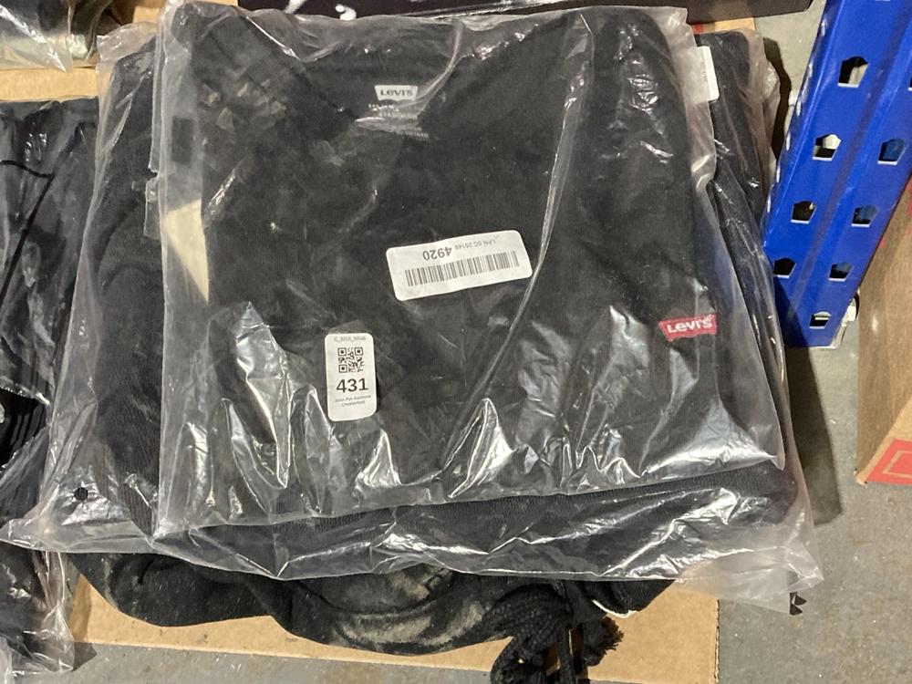 Lot 431  
            Chesterfield SR46 - Parcel Delivery Only 

                
3 X ASSORTED ADULTS LEVIS CLOTHING TO INCLUDE LEVI'S STANDARD FIT T SHIRT IN BLAC...