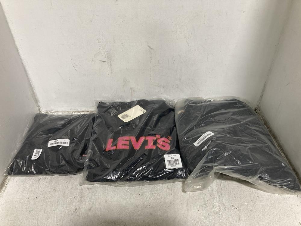 Lot 431  
            Chesterfield SR46 - Parcel Delivery Only 

                
3 X ASSORTED ADULTS LEVIS CLOTHING TO INCLUDE LEVI'S STANDARD FIT T SHIRT IN BLAC...