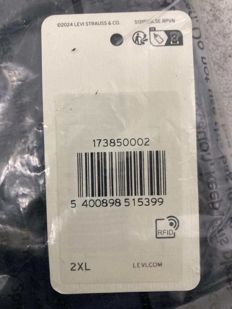 Lot 431  
            Chesterfield SR46 - Parcel Delivery Only 

                
3 X ASSORTED ADULTS LEVIS CLOTHING TO INCLUDE LEVI'S STANDARD FIT T SHIRT IN BLAC...