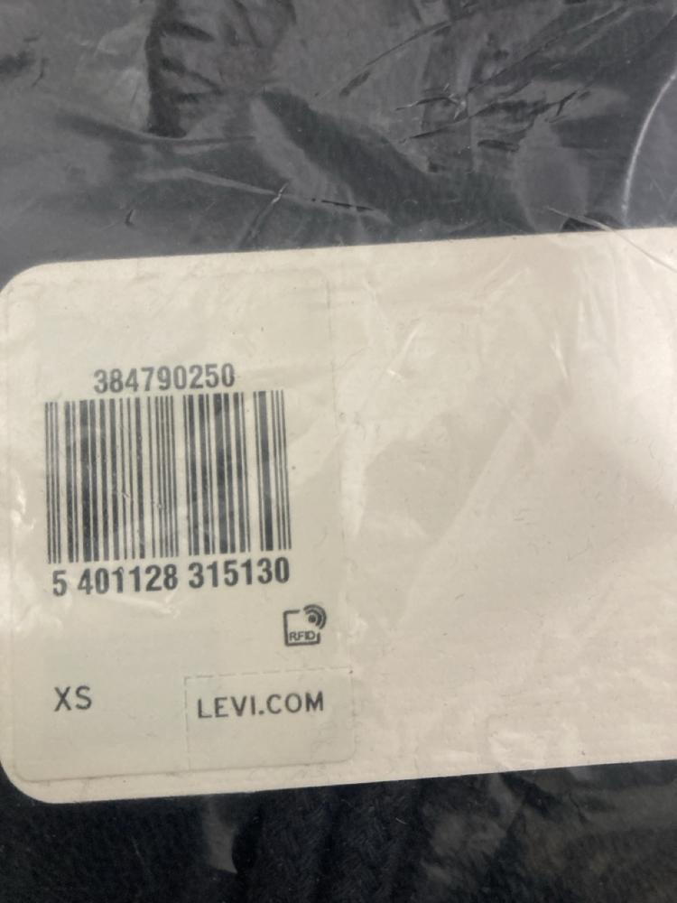 Lot 431  
            Chesterfield SR46 - Parcel Delivery Only 

                
3 X ASSORTED ADULTS LEVIS CLOTHING TO INCLUDE LEVI'S STANDARD FIT T SHIRT IN BLAC...