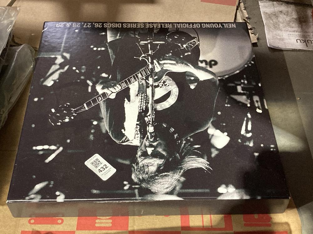 Lot 432  
            Chesterfield SR46 - Parcel Delivery Only 

                
NEIL YOUNG OFFICE RELEASE SERIES VOLUME 6 - DISC 26, 27, 28 & 29 BOX SET (LOCATIO...