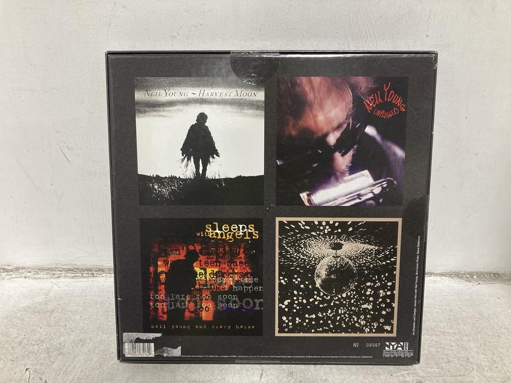 Lot 432  
            Chesterfield SR46 - Parcel Delivery Only 

                
NEIL YOUNG OFFICE RELEASE SERIES VOLUME 6 - DISC 26, 27, 28 & 29 BOX SET (LOCATIO...