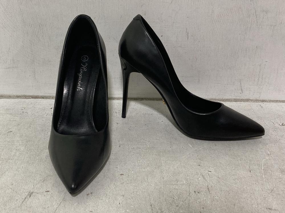 Lot 433  
            Chesterfield SR46 - Parcel Delivery Only 

                
4 X ASSORTED ADULTS HINGSWINK COMFY SHOES TO INCLUDE HINGSWINK HW-UK-P-001 SHOES ...